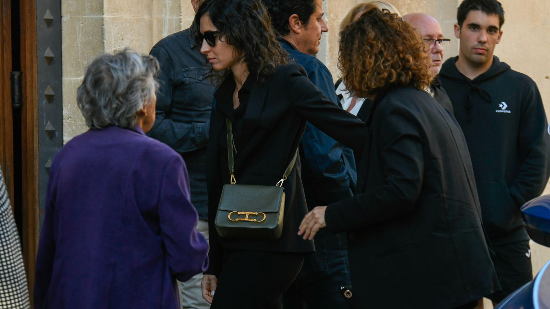 Mery Perelló, arropada por Rafa Nadal y su familia en el último adiós a su padre