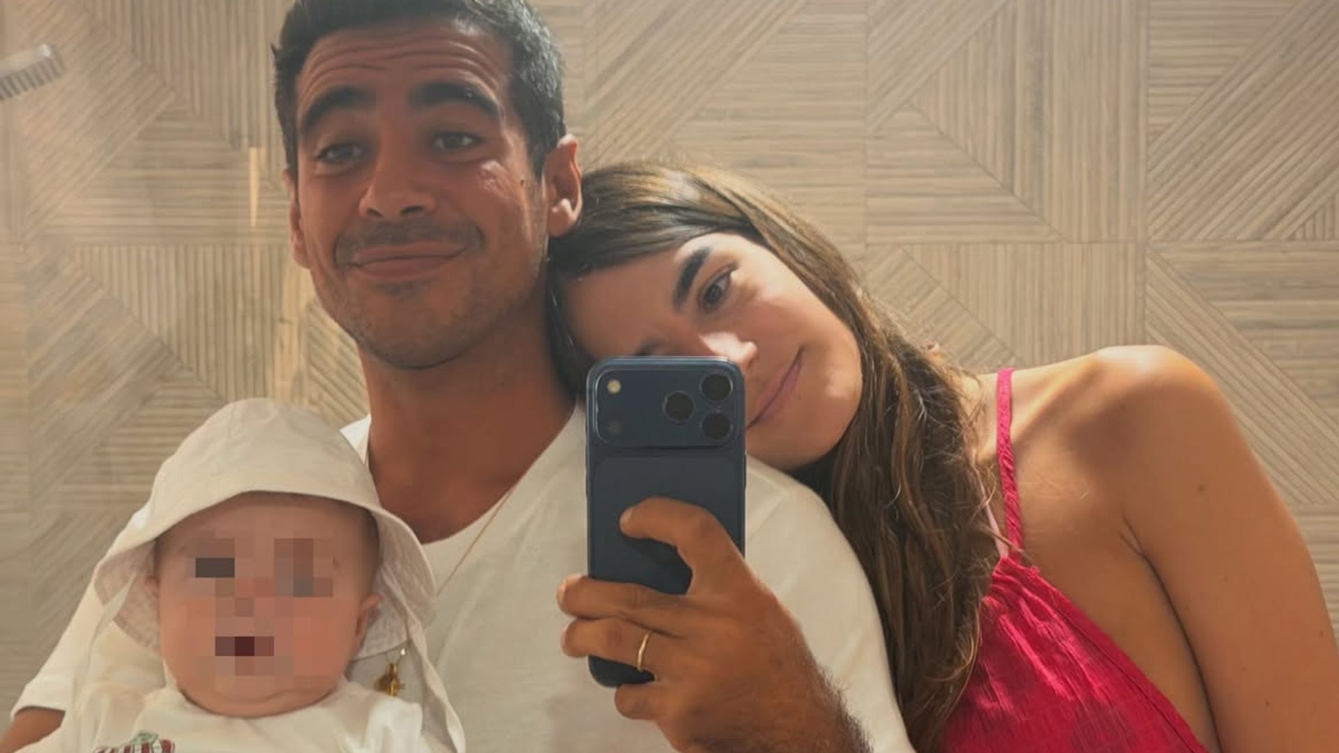 Alberto Herrera y Blanca Llandres viven su primer verano como padres