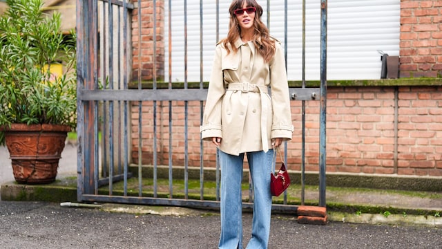 Tamara Kalinic con trench y vaqueros
