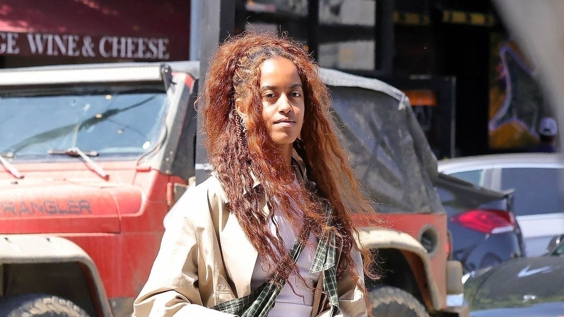 Malia Obama presume su belleza natural con un nuevo look