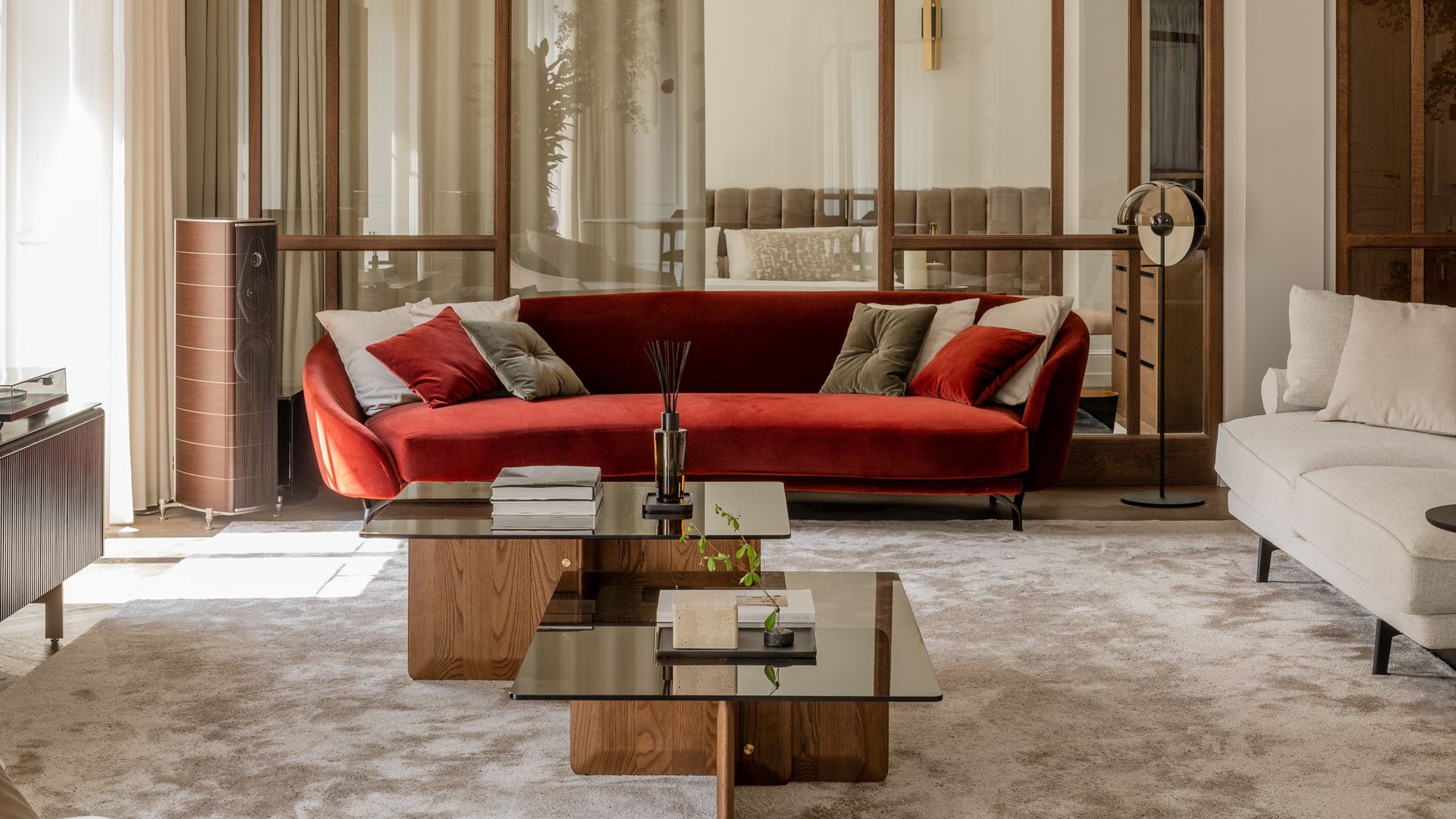 De una superlibrería a un sofá rojo: 12 salones con ideas de decoración que merece la pena copiar