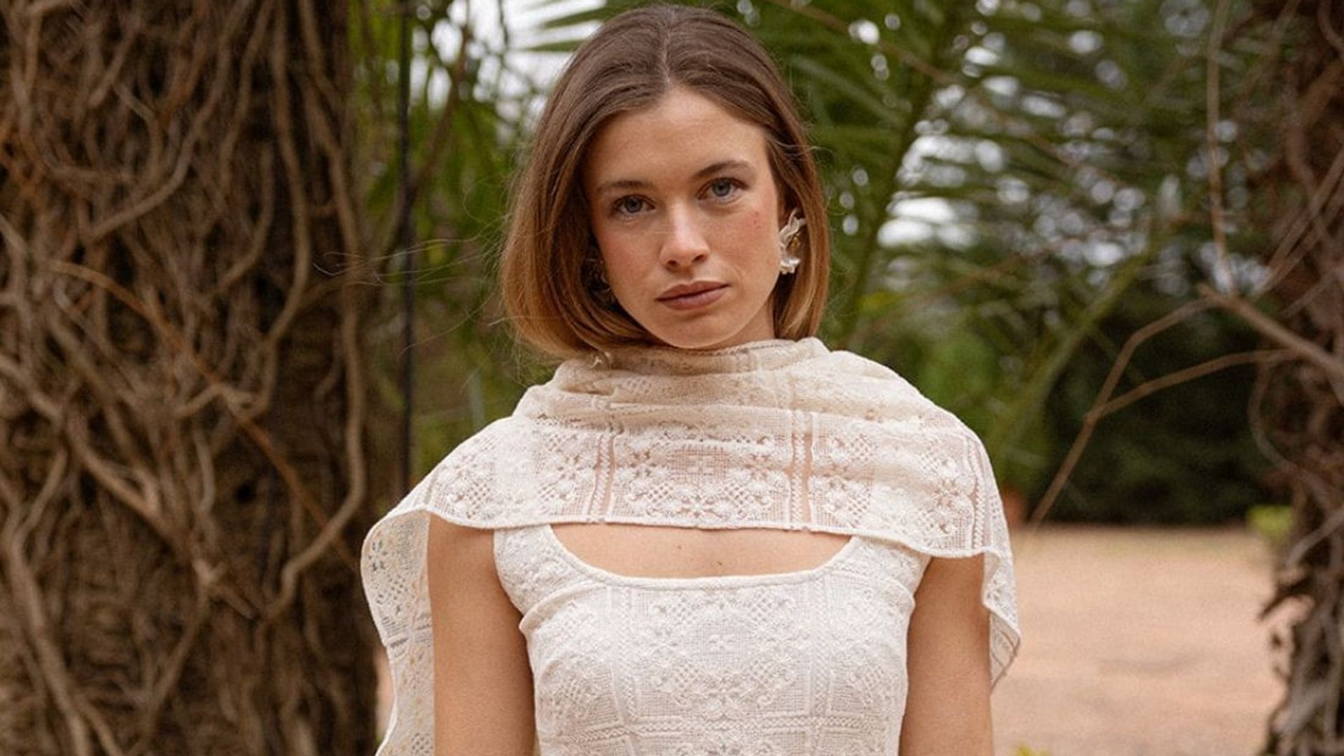 Los complementos de novia que triunfan este verano: de joyas con inspiración 'vintage' a las batas con un significado especial