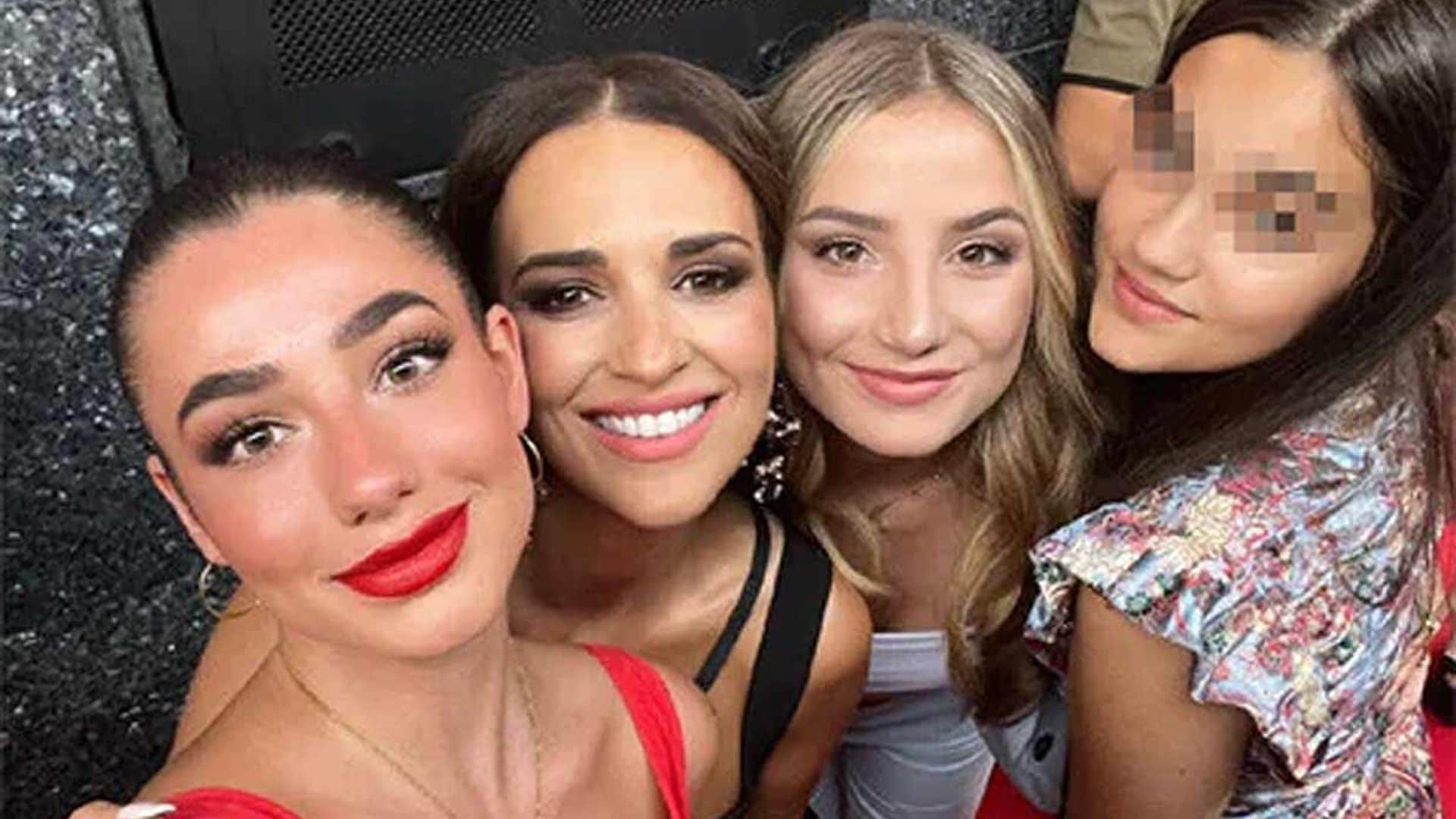 'Selfies' con 'influencers' y el estreno de su serie favorita: el plan de chicas de Paula Echevarría y Daniella