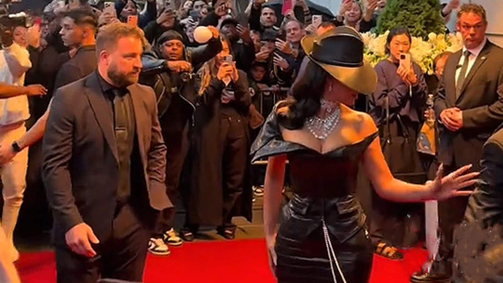 Los vídeos virales de la MET gala: de pegarle los zapatos a Kylie Jenner al pisotón de Kim Kardashian
