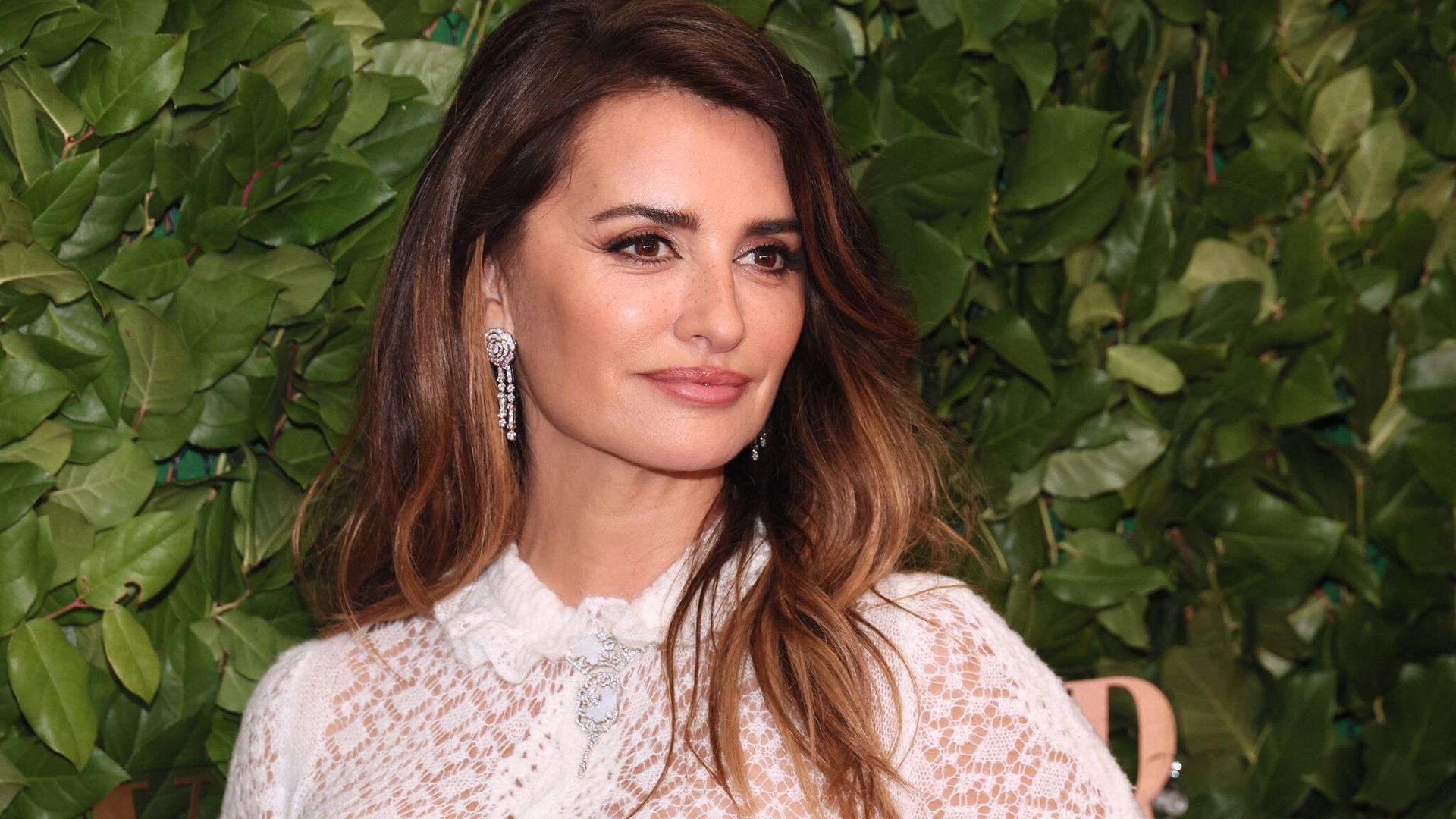 Penélope Cruz reinventa el tono ‘ombré’ y causa sensación en la alfombra roja con nueva cabellera