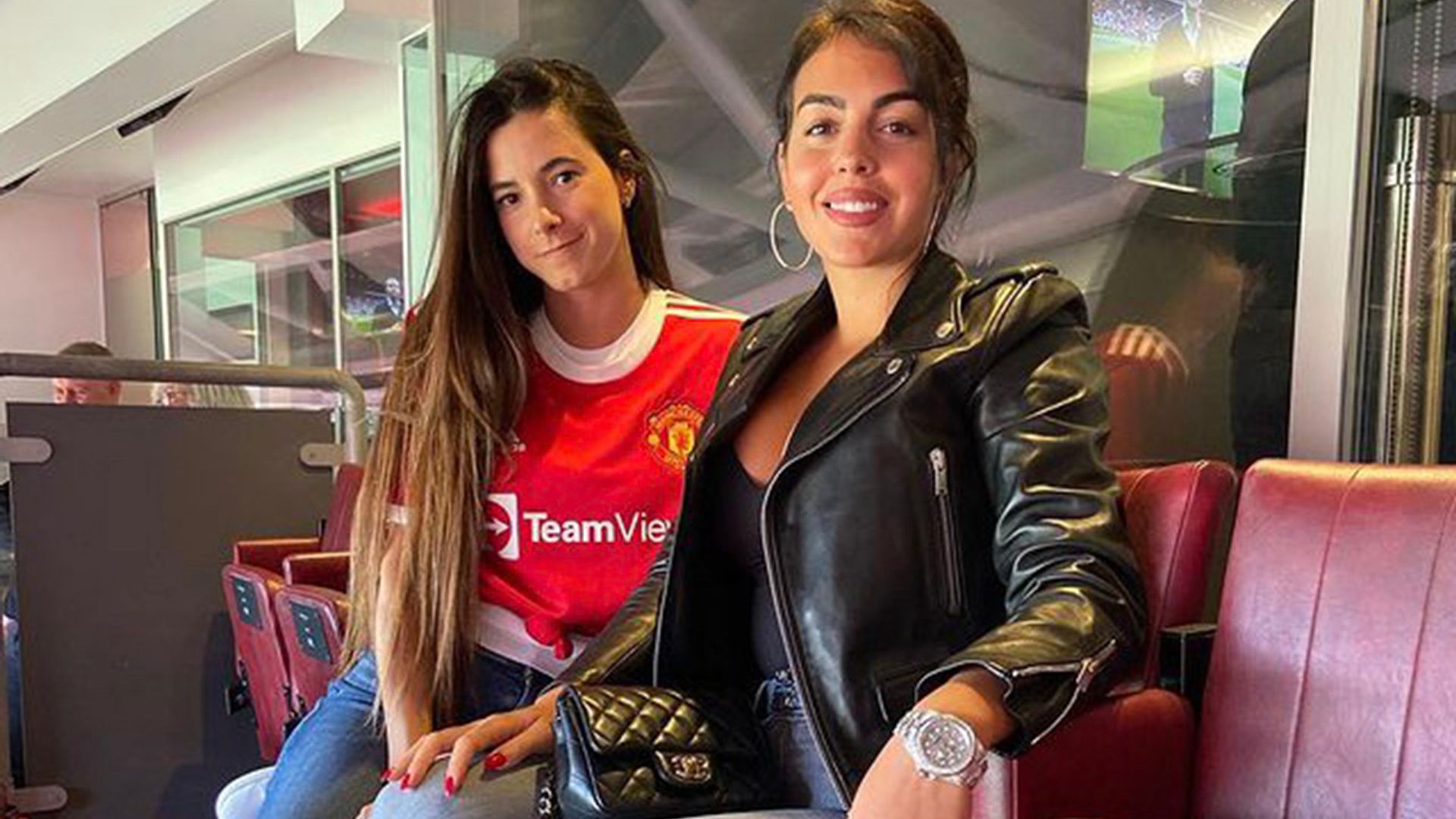 Georgina, más rockera que nunca, apoya a Cristiano en su triunfal estreno con el Manchester United