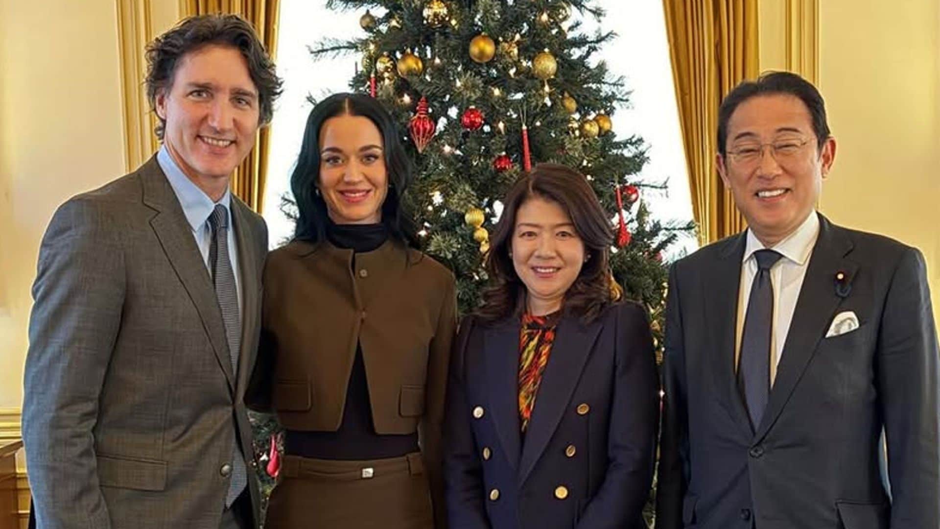 Katy Perry y Justin Trudeau posan con el primer ministro de Japón