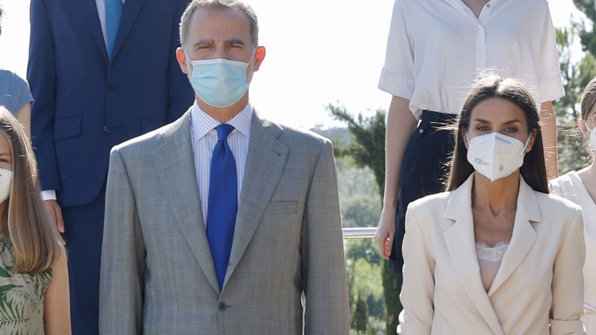 Doña Letizia no estrena pero recurre a su top de Zara y un traje con truco