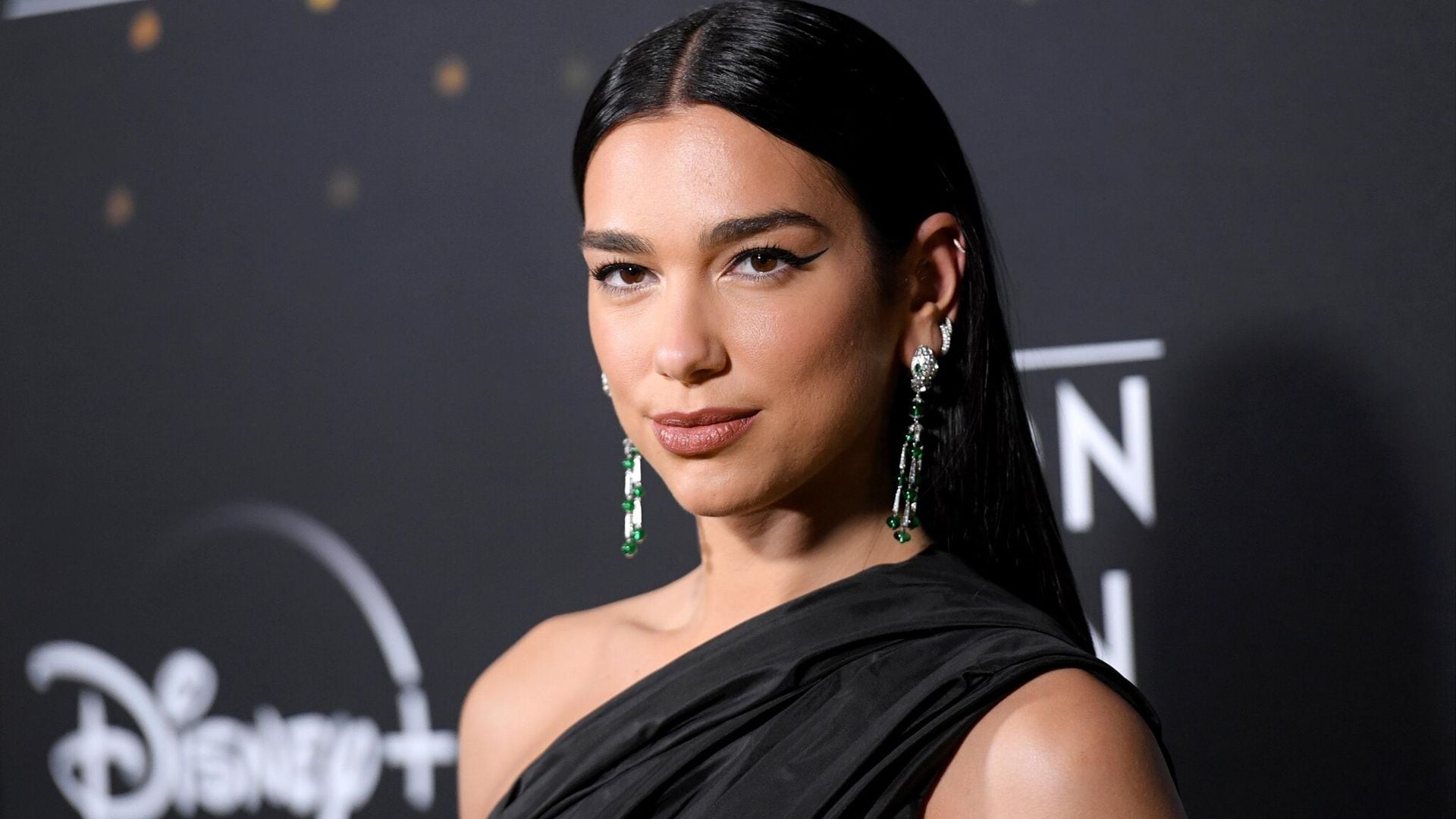 Dua Lipa celebra por partida doble: obtiene ciudadanía albanesa y posa junto a Mick Jagger