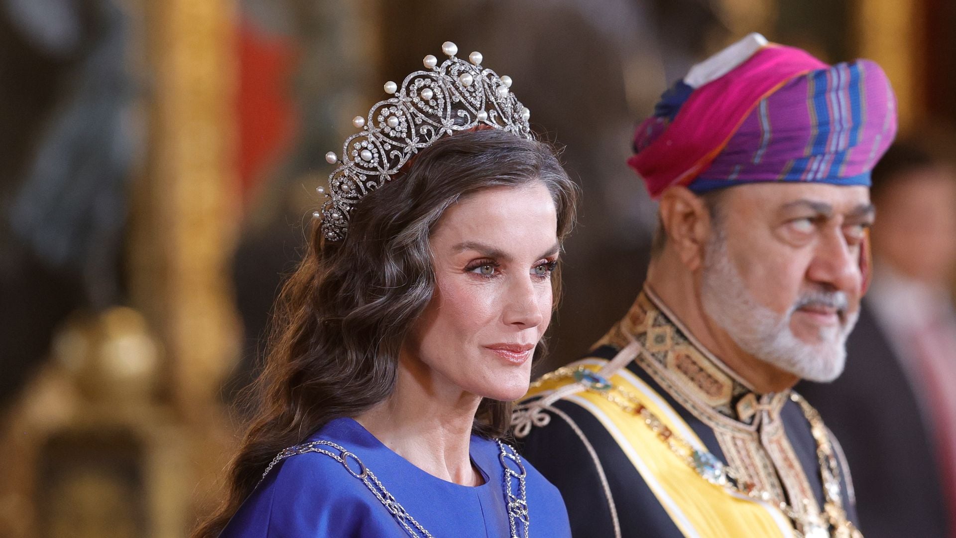 El ‘déjà vu’ de la reina Letizia, que estrena pelo rizado, con su look de gala: un vestido azul español y la tiara rusa