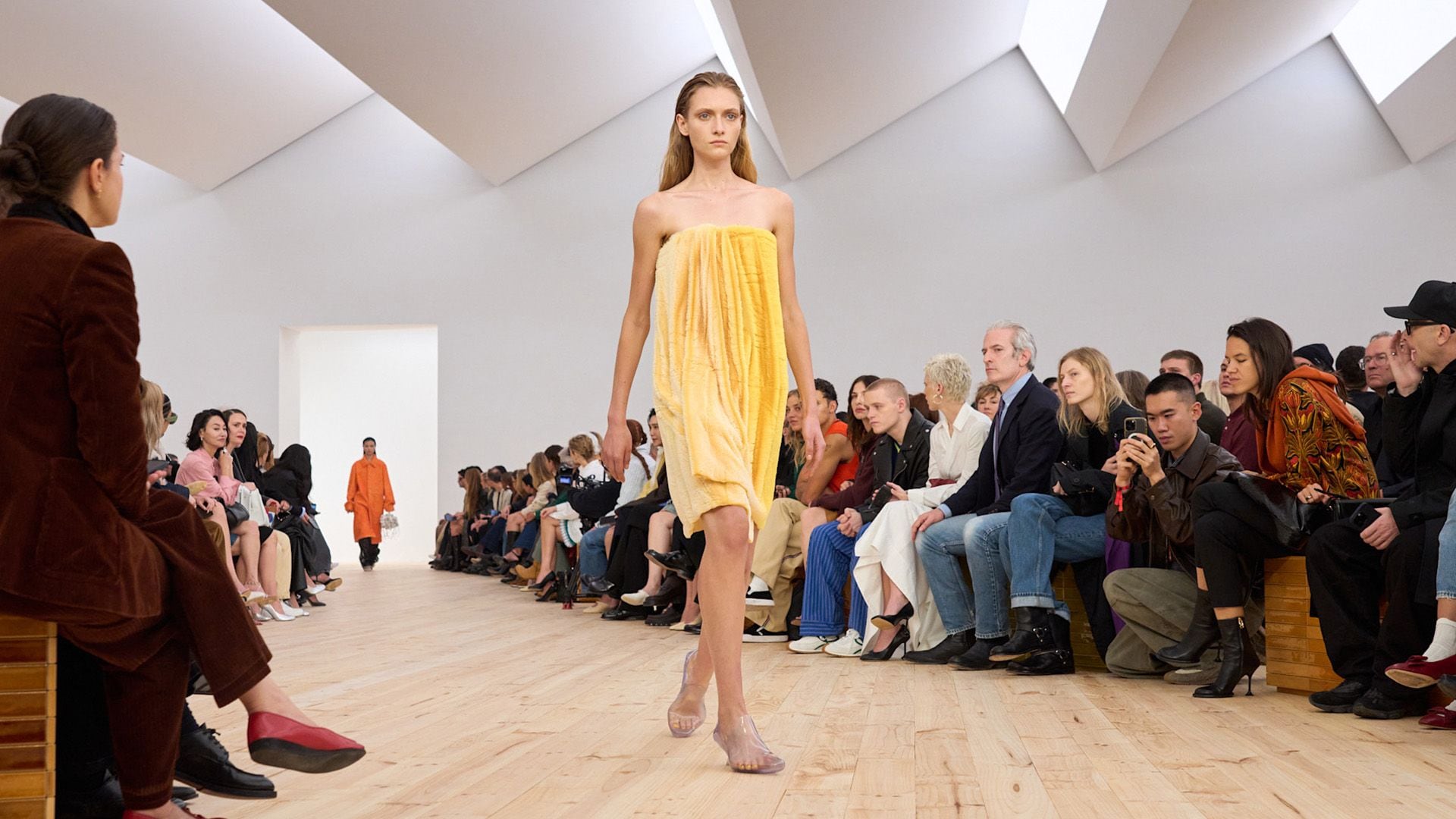 Loewe celebra sus raíces españolas en París con un desfile repleto de color que inaugura una nueva era