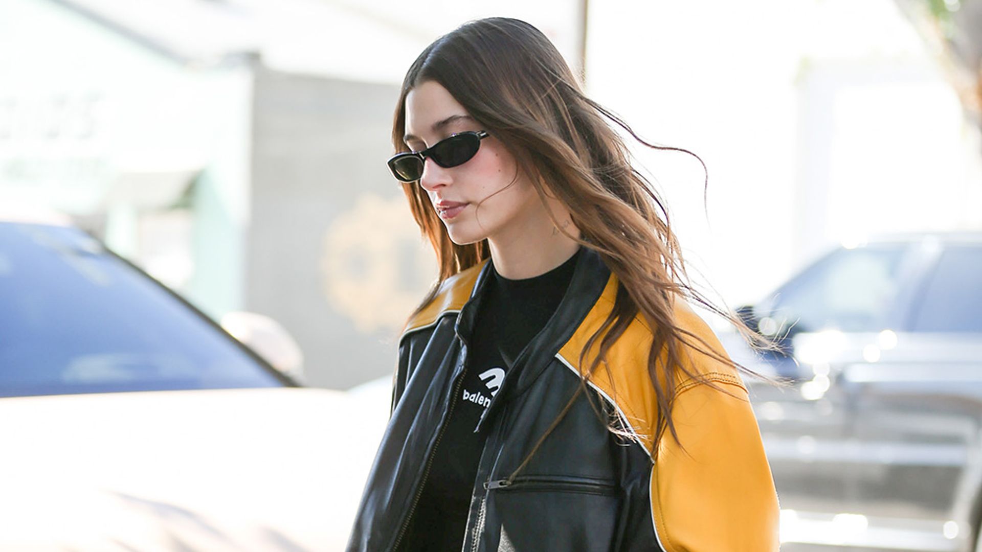 Dua Lipa y Hailey Bieber, unidas por la chaqueta 'motomami' que mejor sienta con vestidos y minifaldas