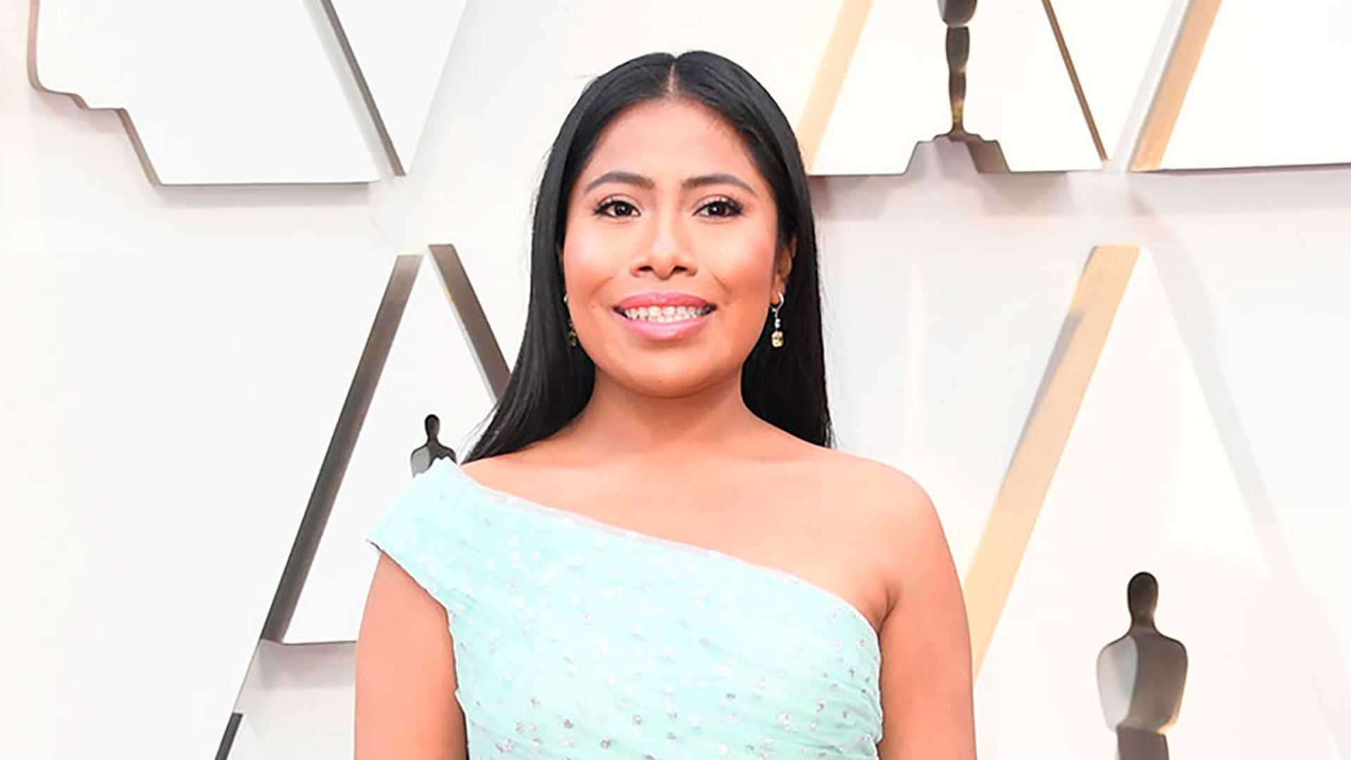 Una serenata, un ramo de rosas y la frase 'Te amo', las pruebas de que Yalitza Aparicio podría estar enamorada
