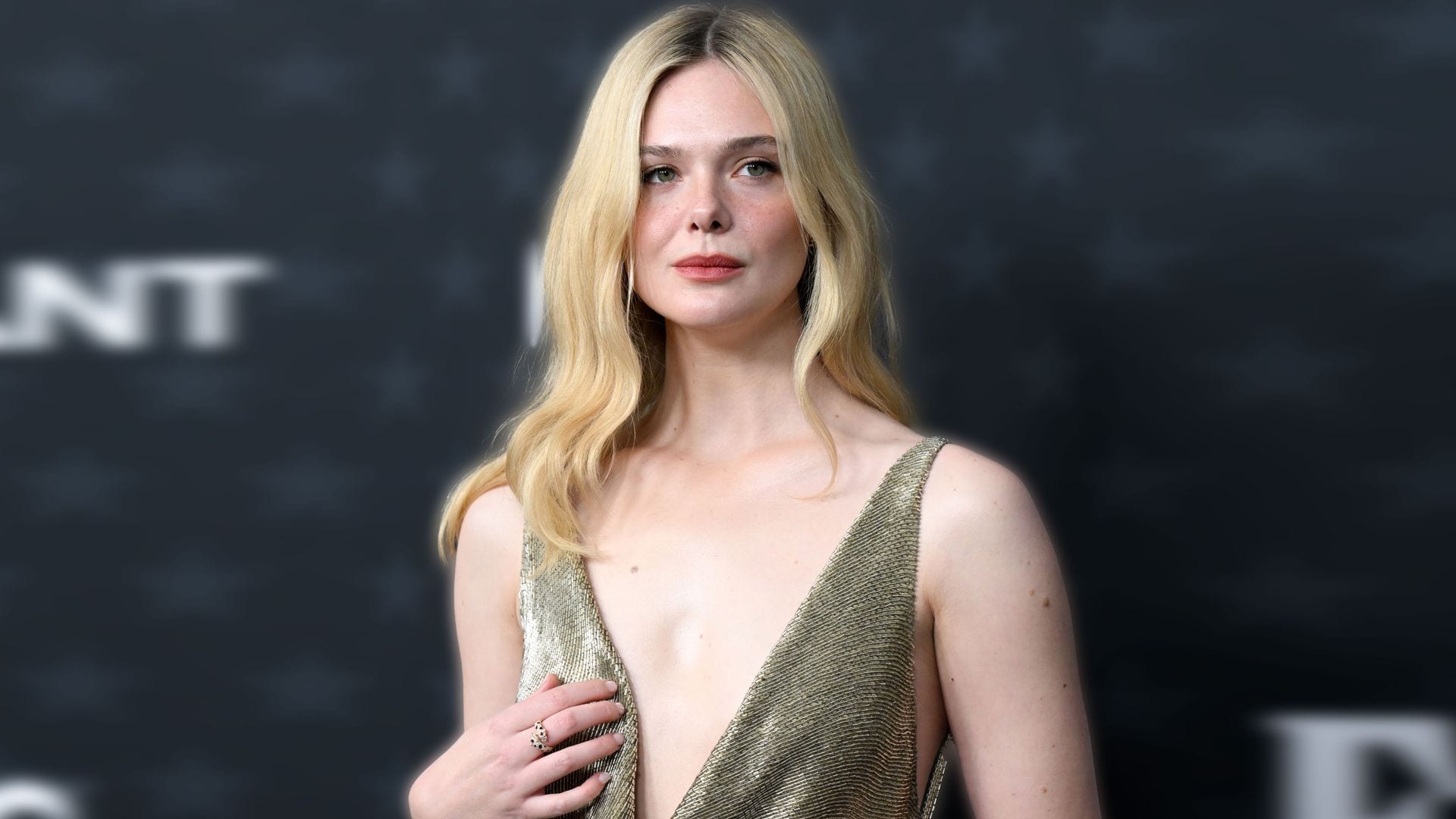 elle fanning con manicura nude