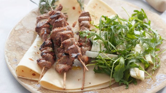 brochetas cordero rucula