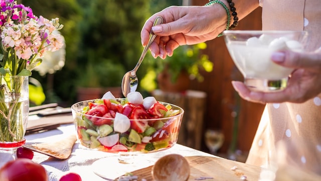mujer preparando una ensalada en verano