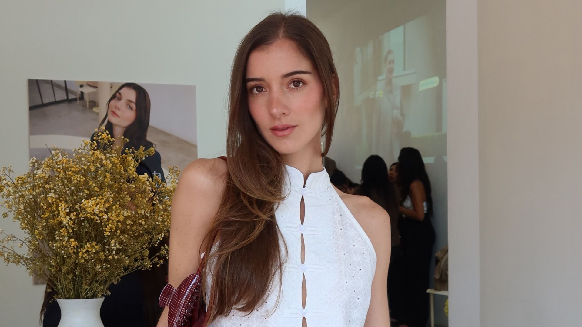 Belén de Osma, posando sobre una mesa