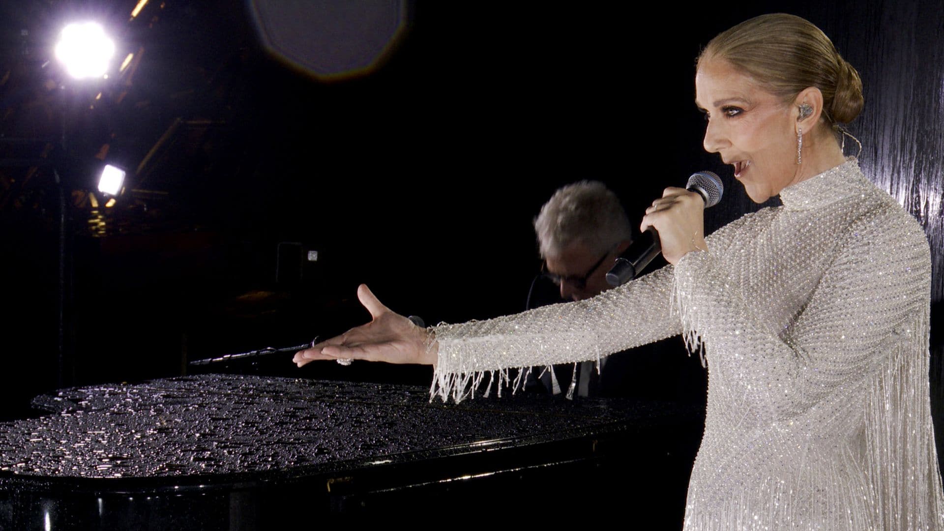 Alta costura en las Olimpiadas de París 2024: Celine Dion luce un vestido con mil horas de trabajo