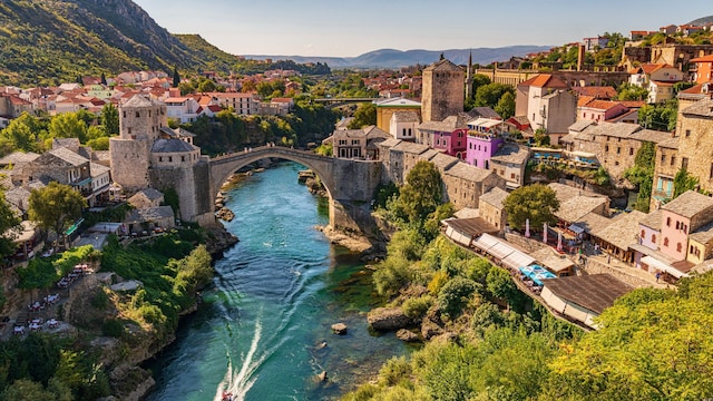 Ciudad medieval de Mostar y Puente Viejo en primer término, Bosnia Herzegovina