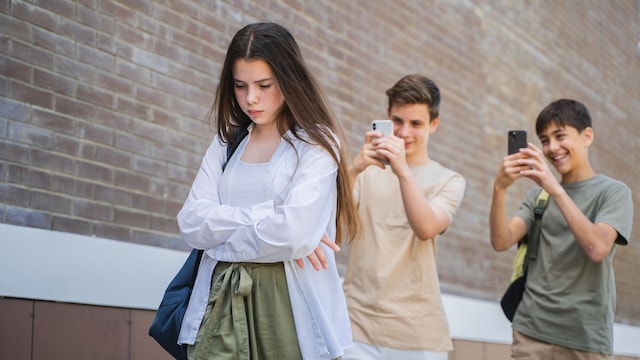 Adolescentes hacen fotos a una chica sin su consentimiento