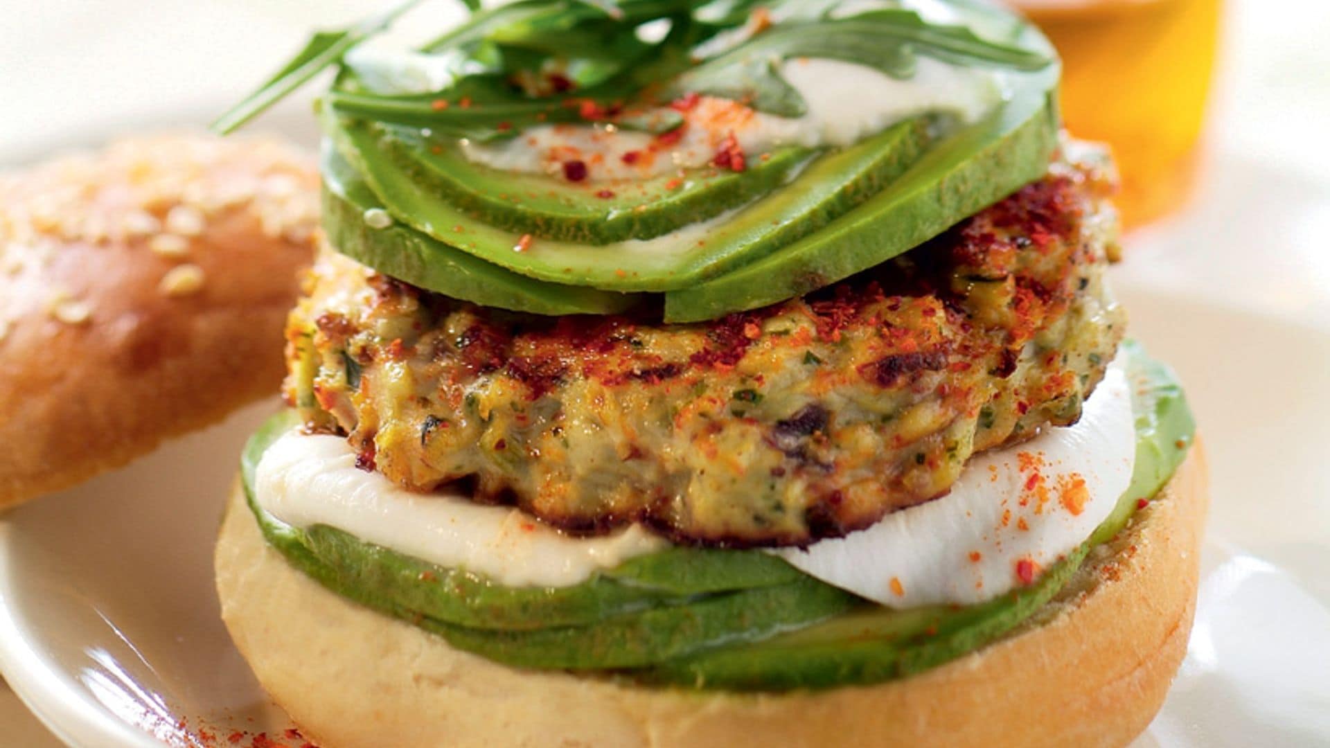 Hamburguesa vegetariana con aguacate y mozzarella