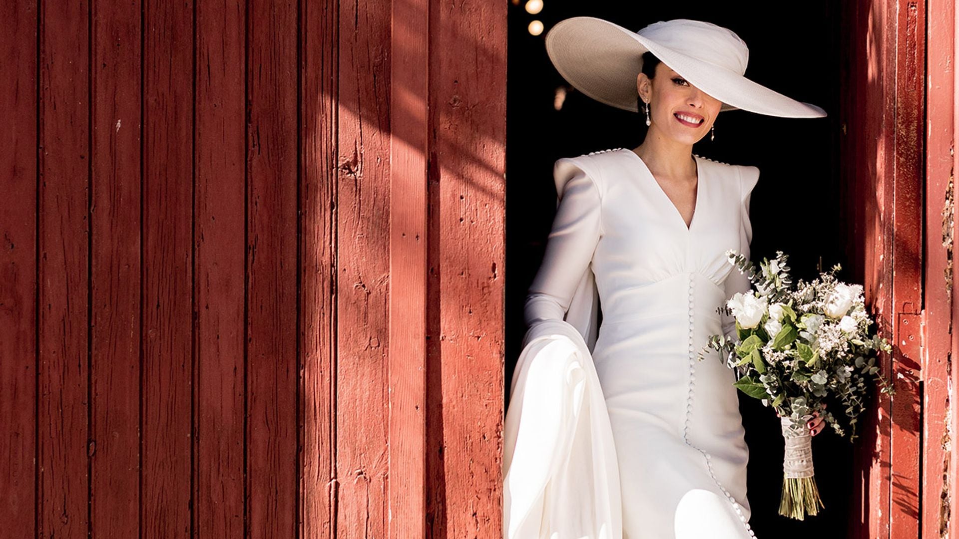 Con pamela, hombreras y capa: el vestido de Marta, la novia valenciana que ha triunfado en la red