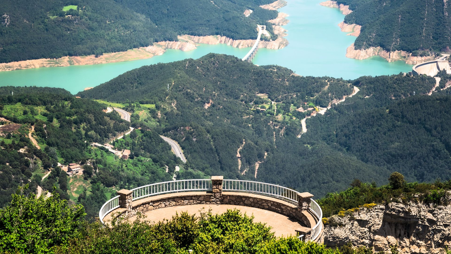 Pasarelas de vértigo y bosques centenarios: las escapadas más espectaculares de Cataluña