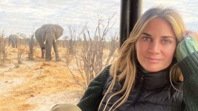 Sibi Montes con elefantes durante un safari en su luna de miel con Mateo Ibáñez