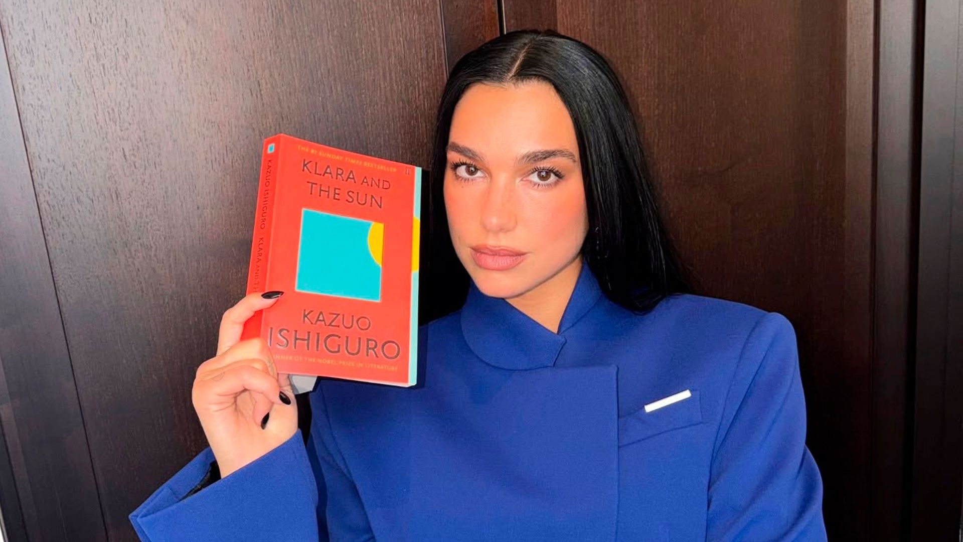 Dua Lipa sosteniendo la novela Klara y el sol