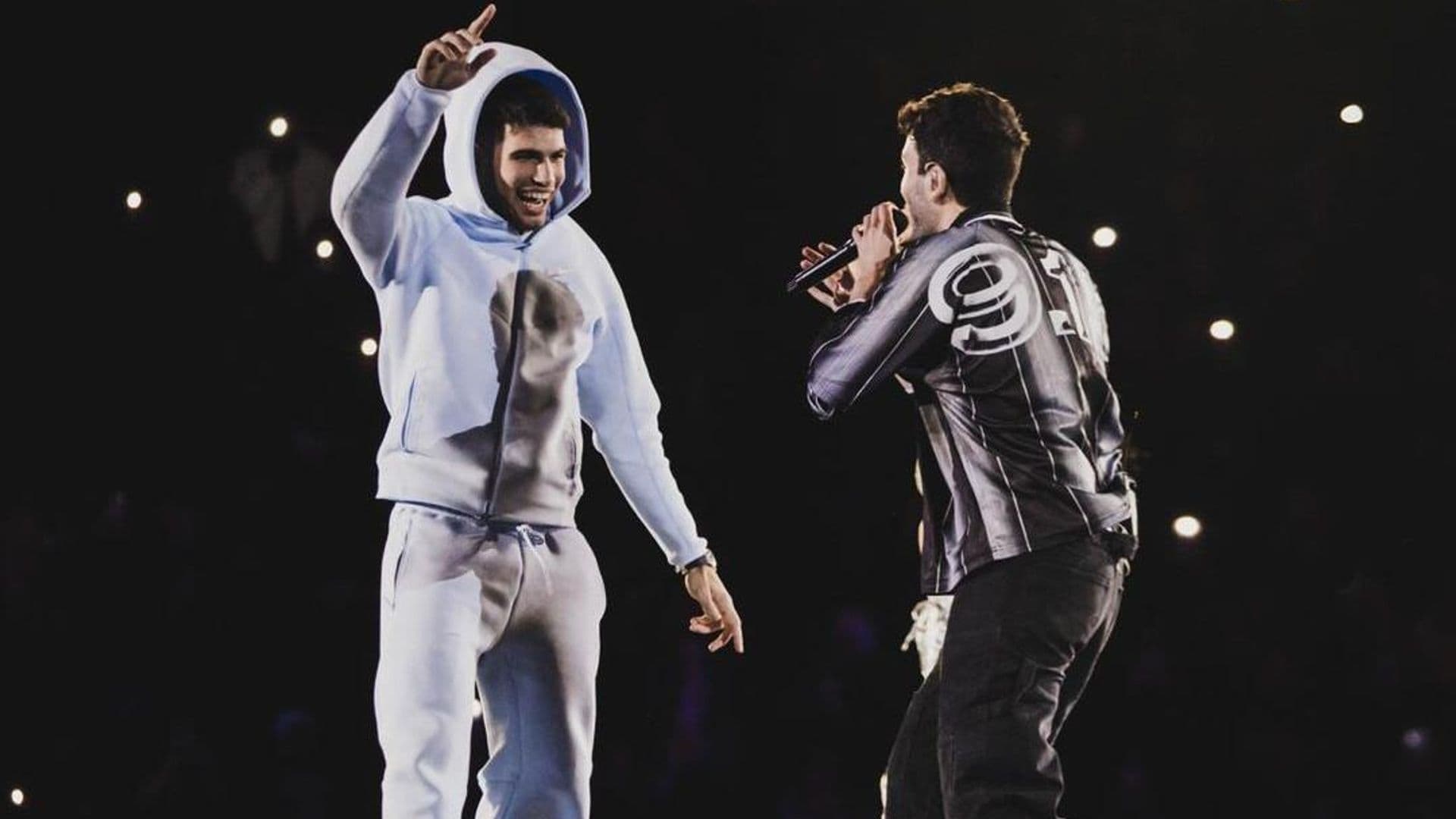 Carlos Alcaraz se pone a cantar y bailar en pleno escenario junto a Sebastián Yatra