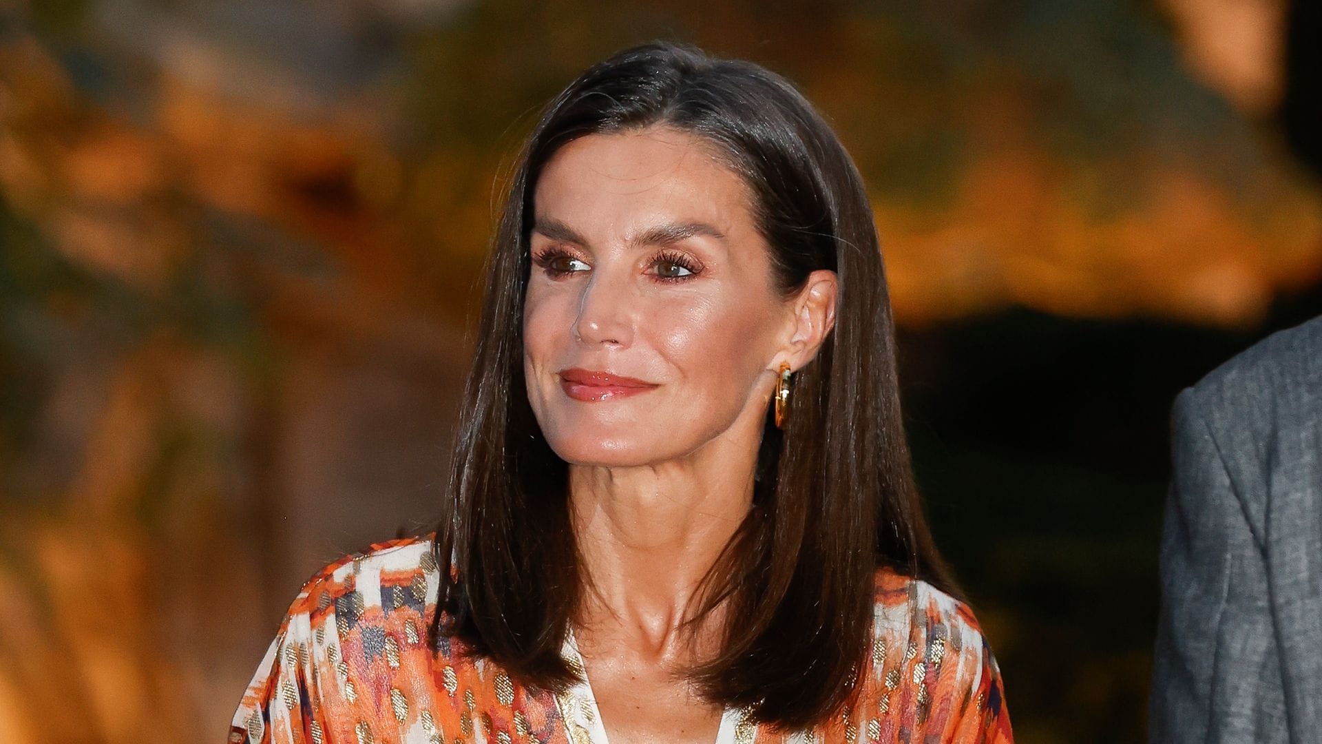 El vestido 'midi' estampado ideal para noches de verano que la reina Letizia combina con sandalias planas