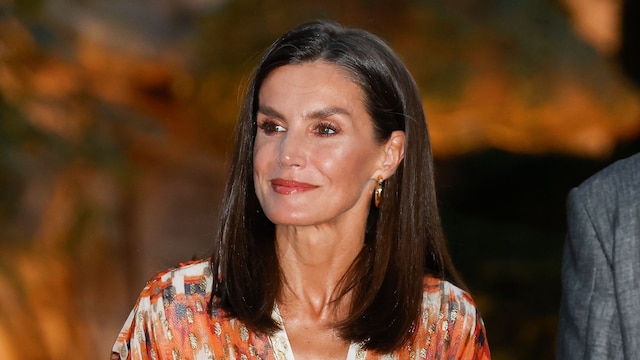 La reina Letizia en Palma de Mallorca con vestido estampado de Maksu