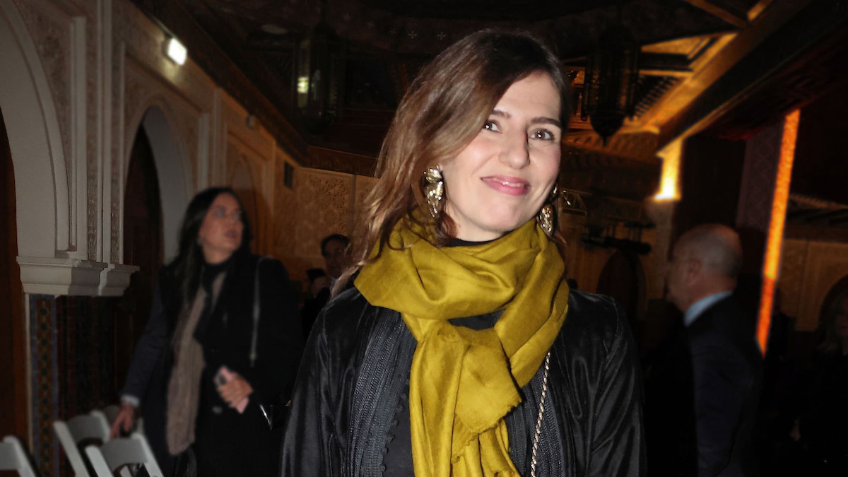 Casilda Ybarra, una elegante invitada al desfile de Rocío Peralta con pantalón fluido, túnica y un detalle especial