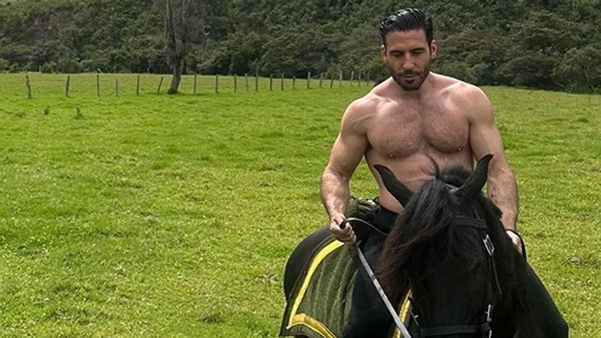 Miguel Ángel Silvestre revoluciona las redes con un vídeo a caballo sin camiseta en Colombia