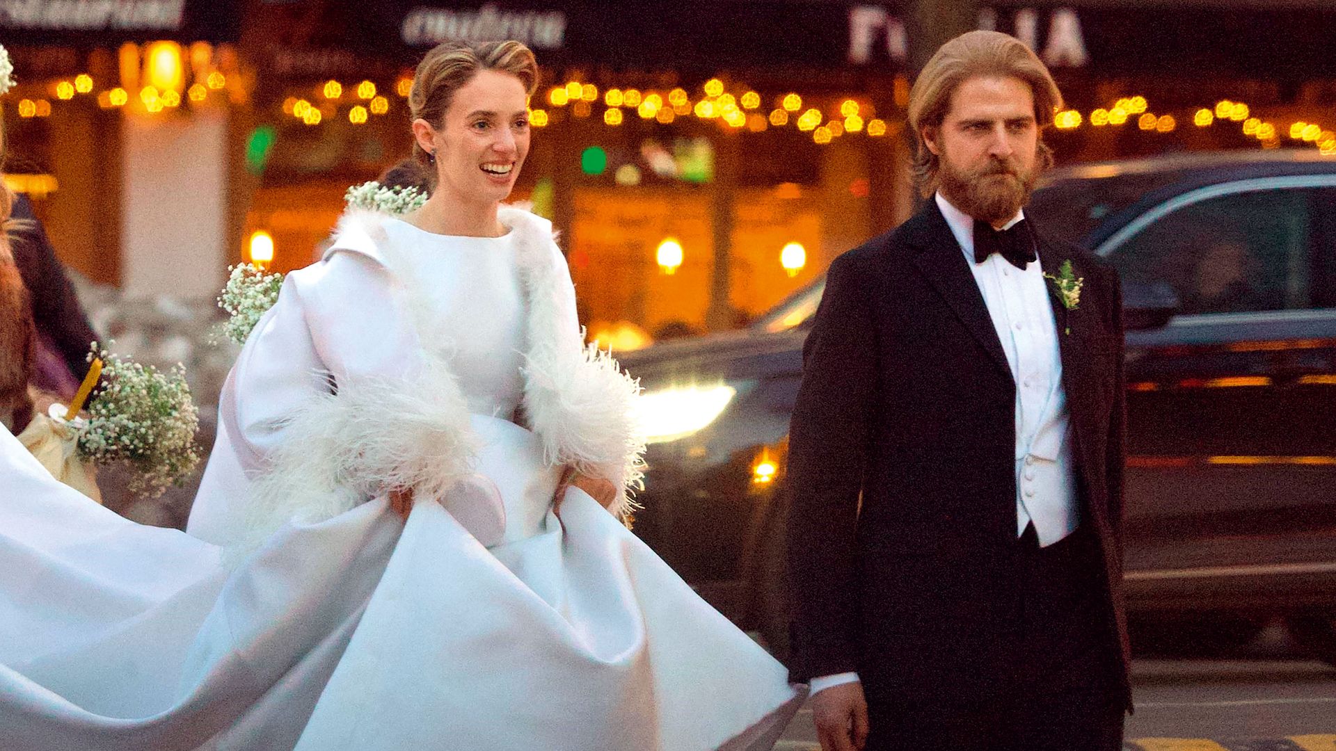 Las imágenes exclusivas de la boda de Maya Hawke, estrella de 'Stranger Things', rodeada por sus compañeros de la serie y sus famosos padres