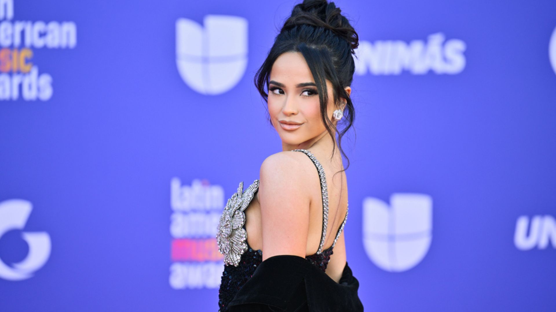 Sin anillo de compromiso ni referencia a su novio: Becky G reina en los Latin AMA en medio de la polémica