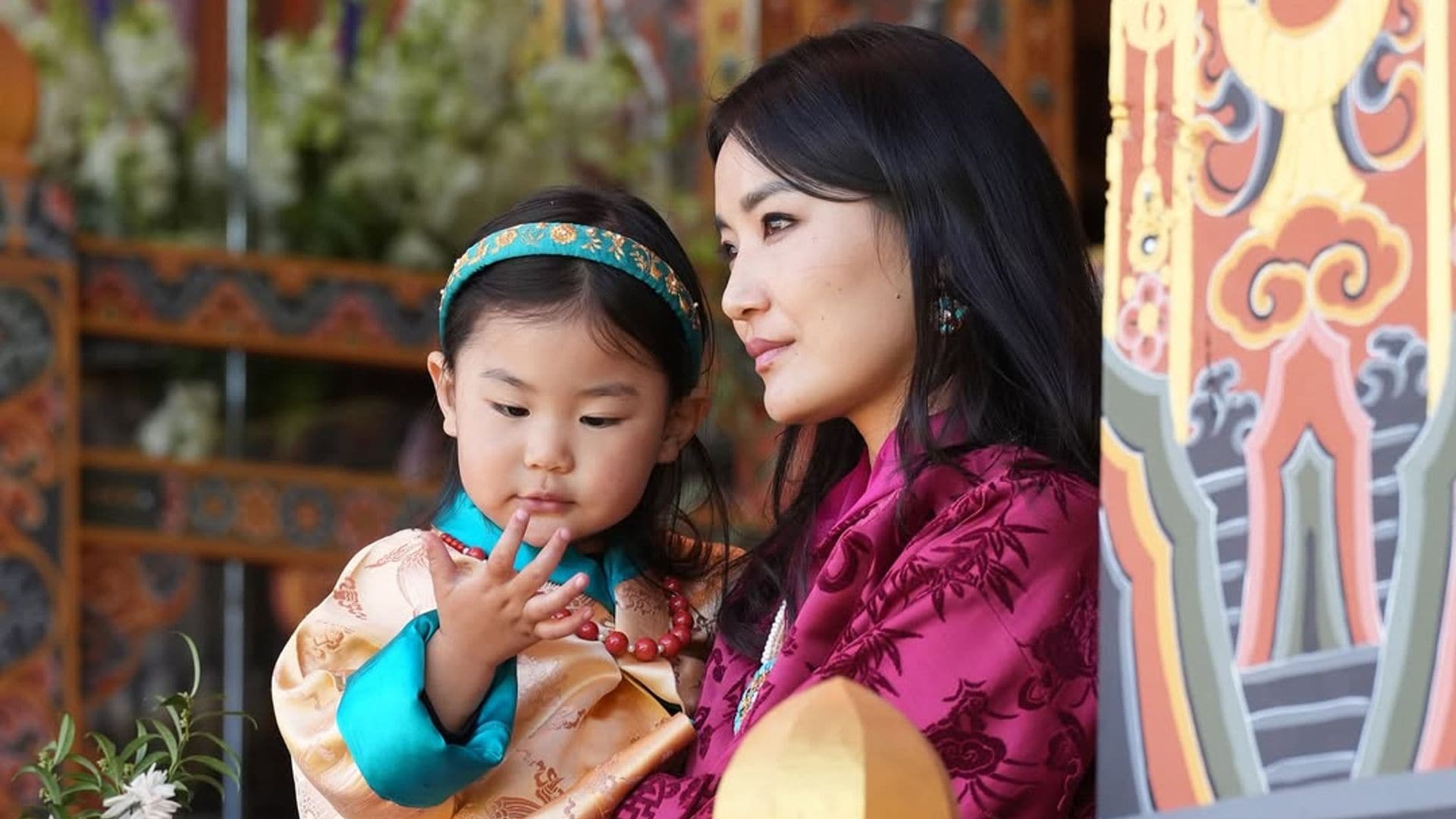 La reina Jetsum Pema con su tercera hija