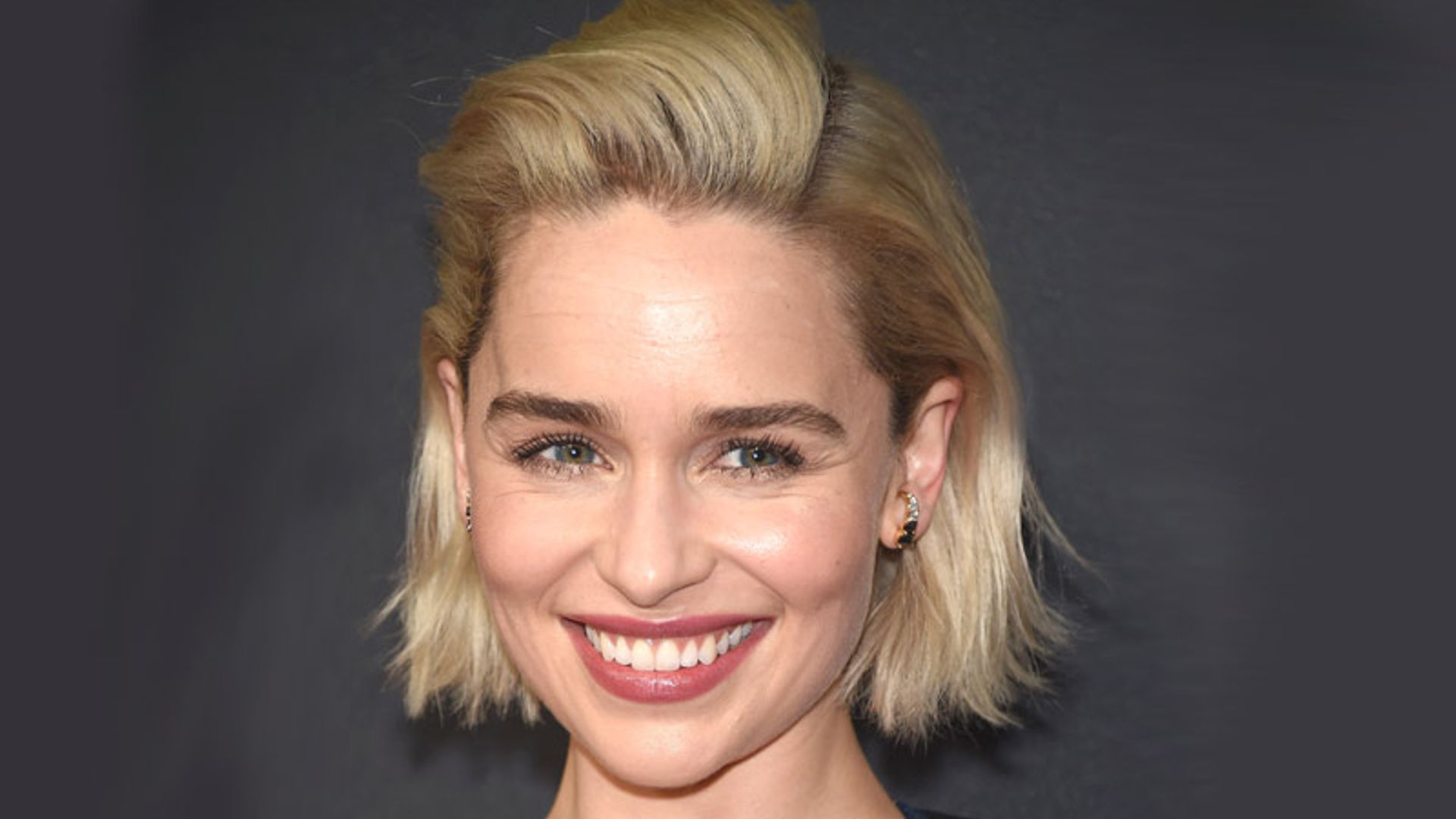 Emilia Clarke se inspira en Brad Pitt para su nuevo look