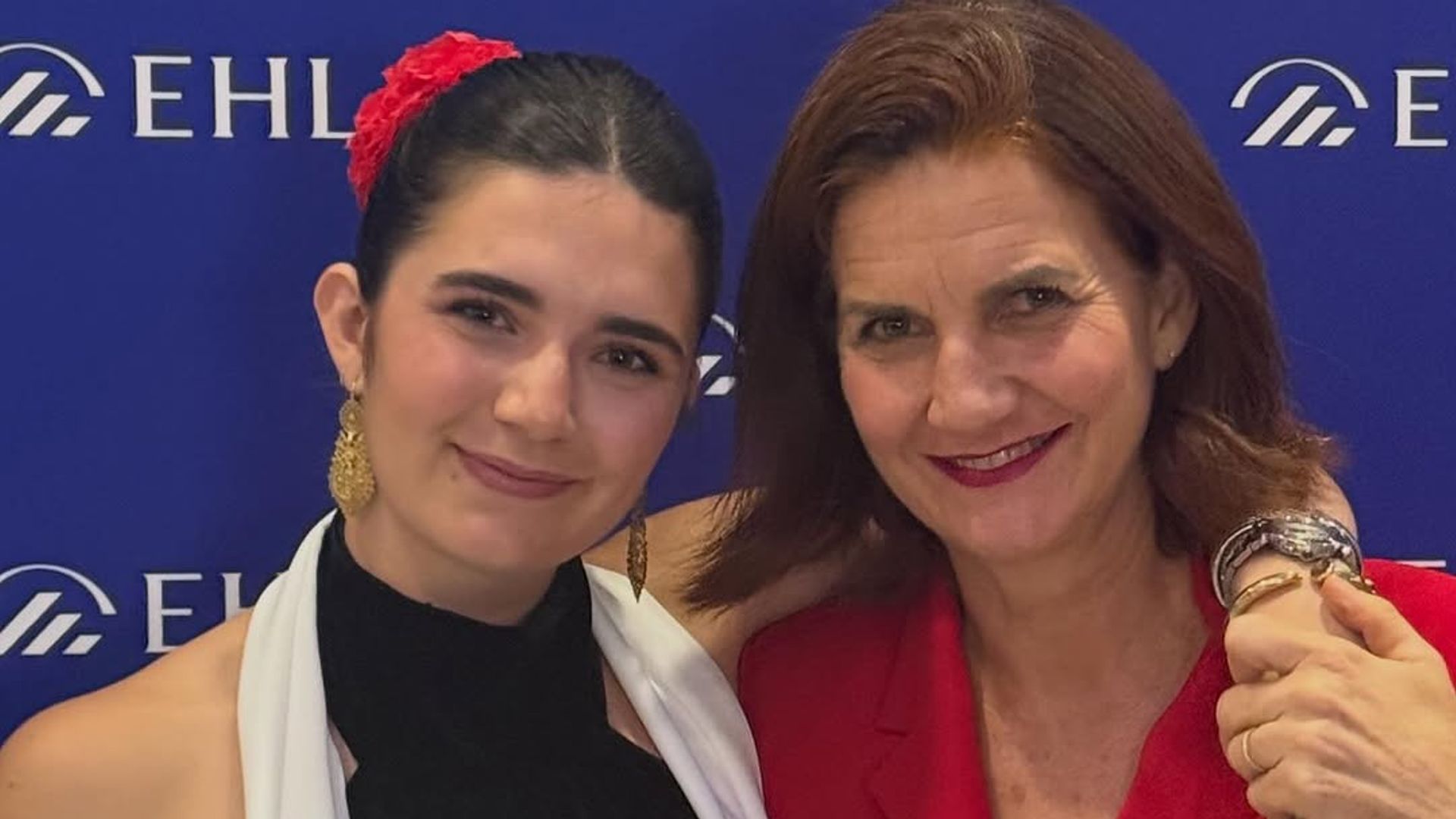 El orgullo de Samantha Vallejo-Nágera durante la graduación de su hija Cloe, de 22 años, en la escuela de hostelería más prestigiosa del mundo