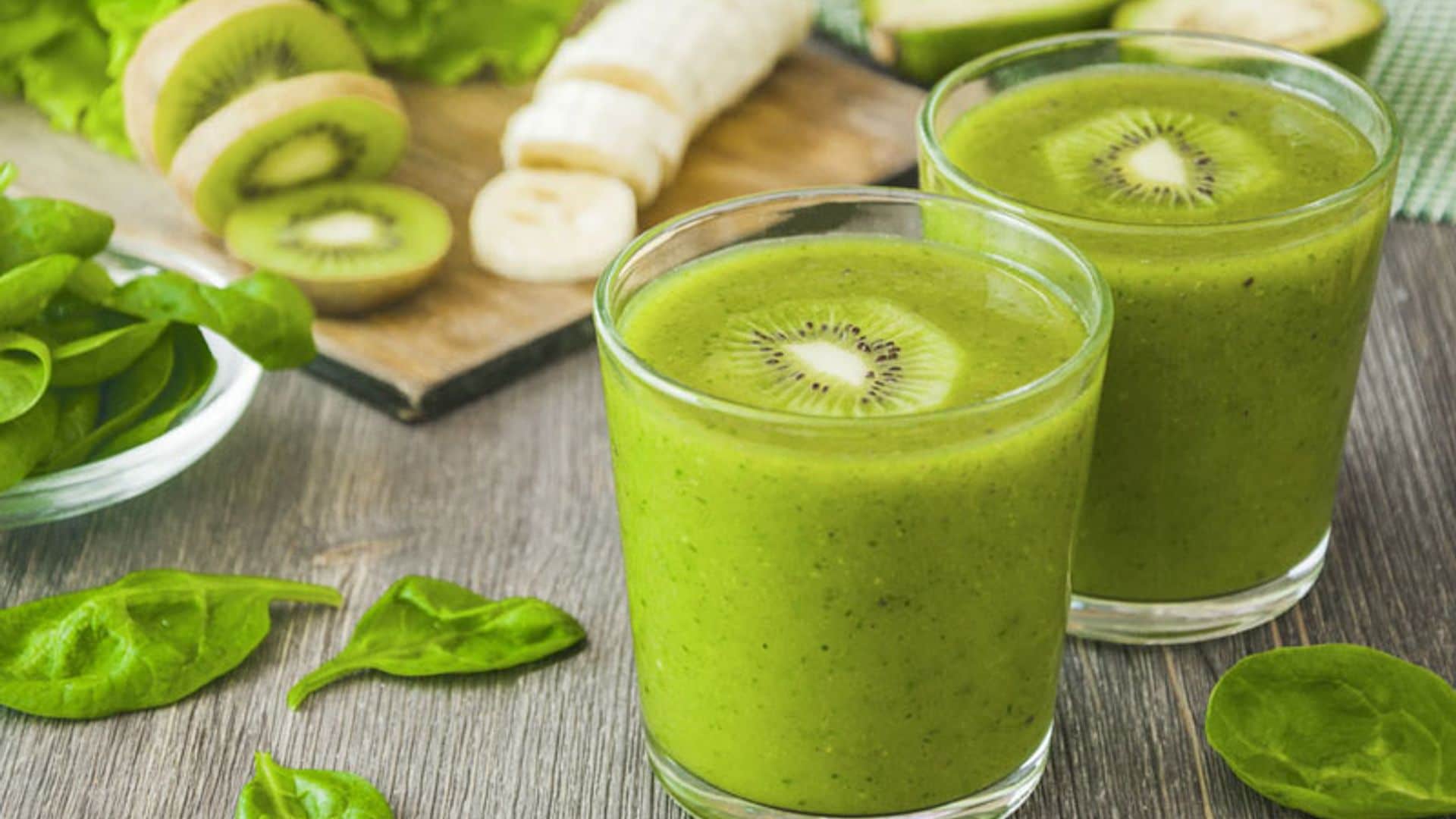 'Smoothie' de kiwi, plátano y espinacas