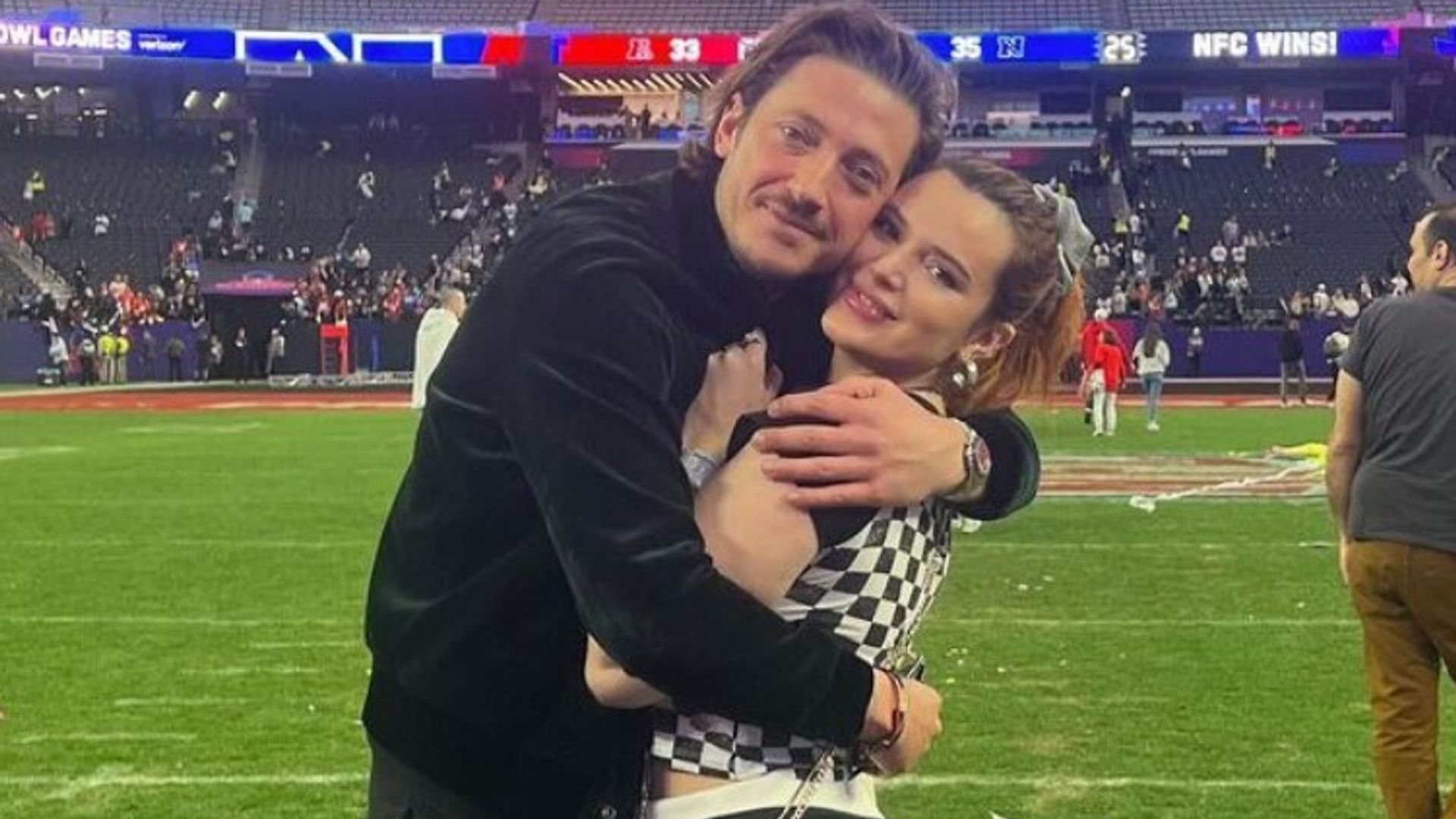 Bella Thorne se compromete con el empresario Mark Emms tras un año de relación - noticia sobre Bella Thorne