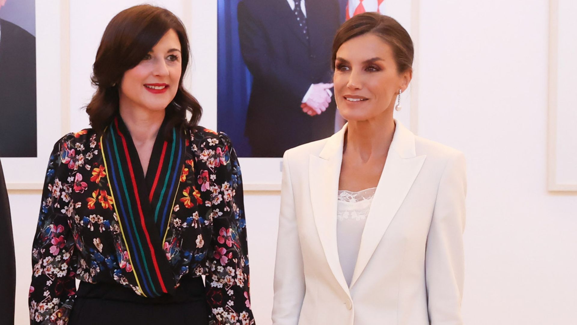 La reina Letizia da un giro a uno de sus looks icono con un top lencero y las perlas australianas