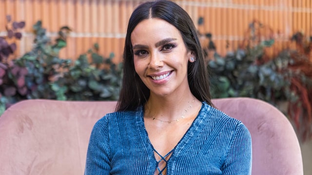 Plano medio de Cristina Pedroche posando con top azul con lazada