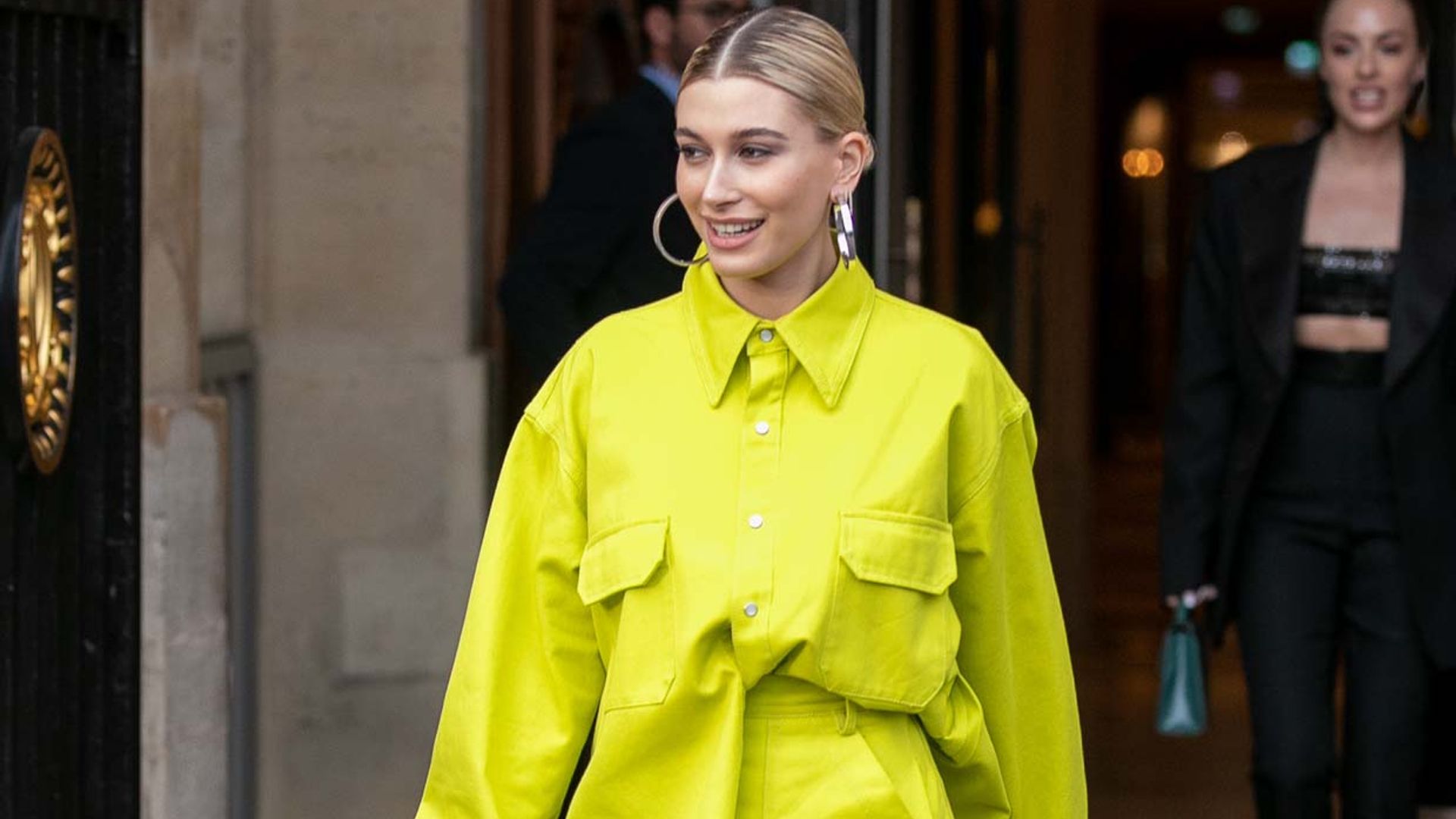 ¿No te atreves a vestir de verde? Una 'masterclass' de Hailey Bieber te convencerá 😉