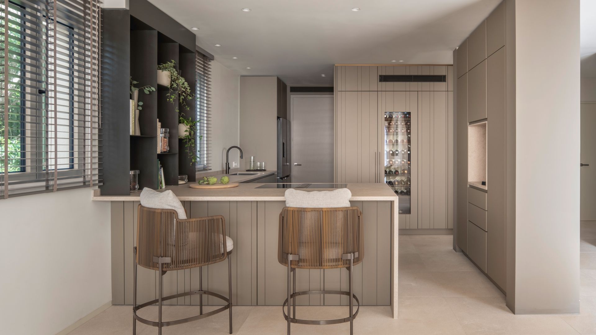 Cocina con estantes