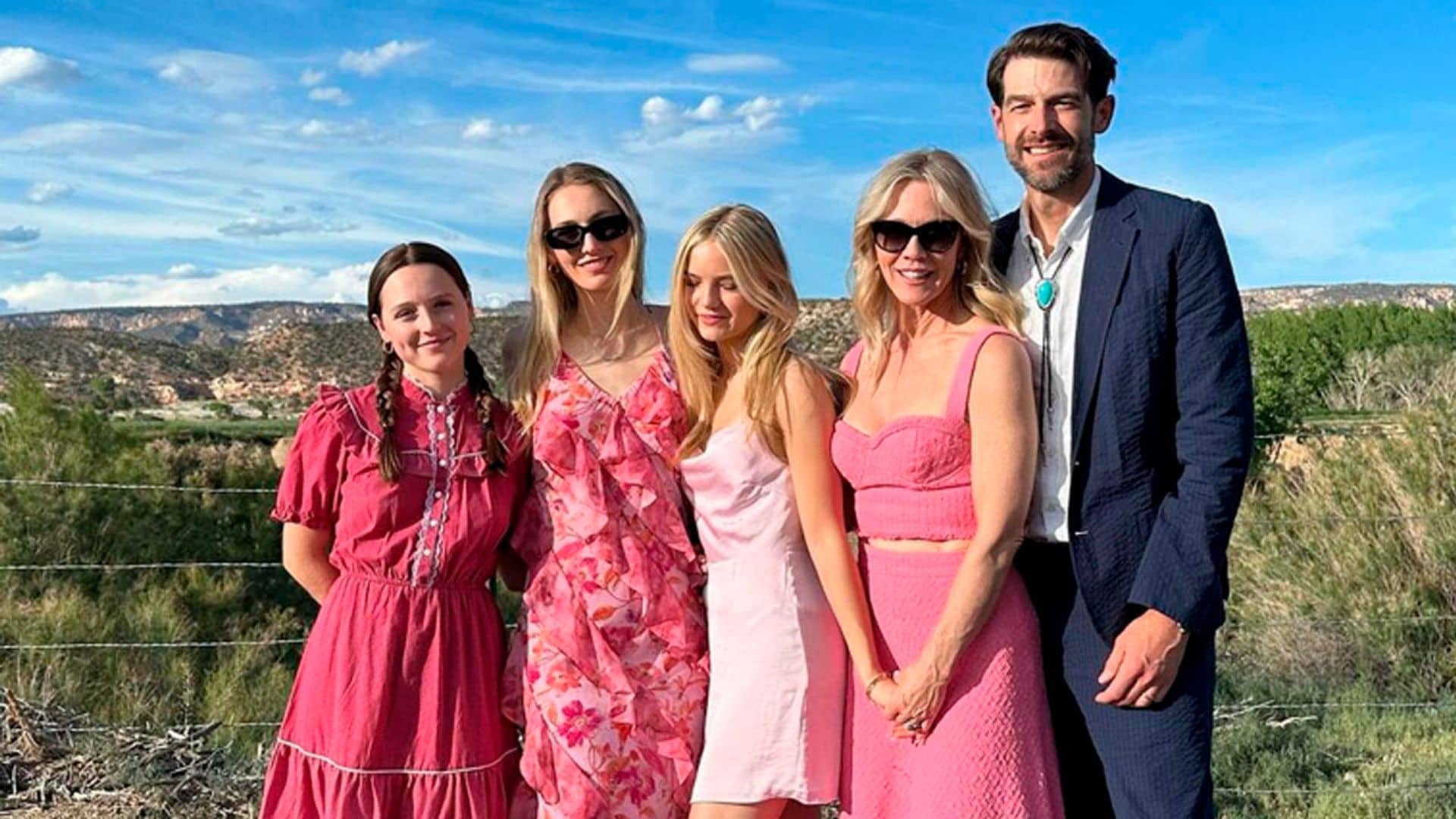 Jennie Garth, de 'Sensación de vivir', una madre orgullosa en la graduación de su hija pequeña que es igual que ella