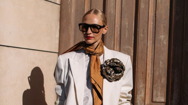 street style con chaqueta, pañuelo y flor
