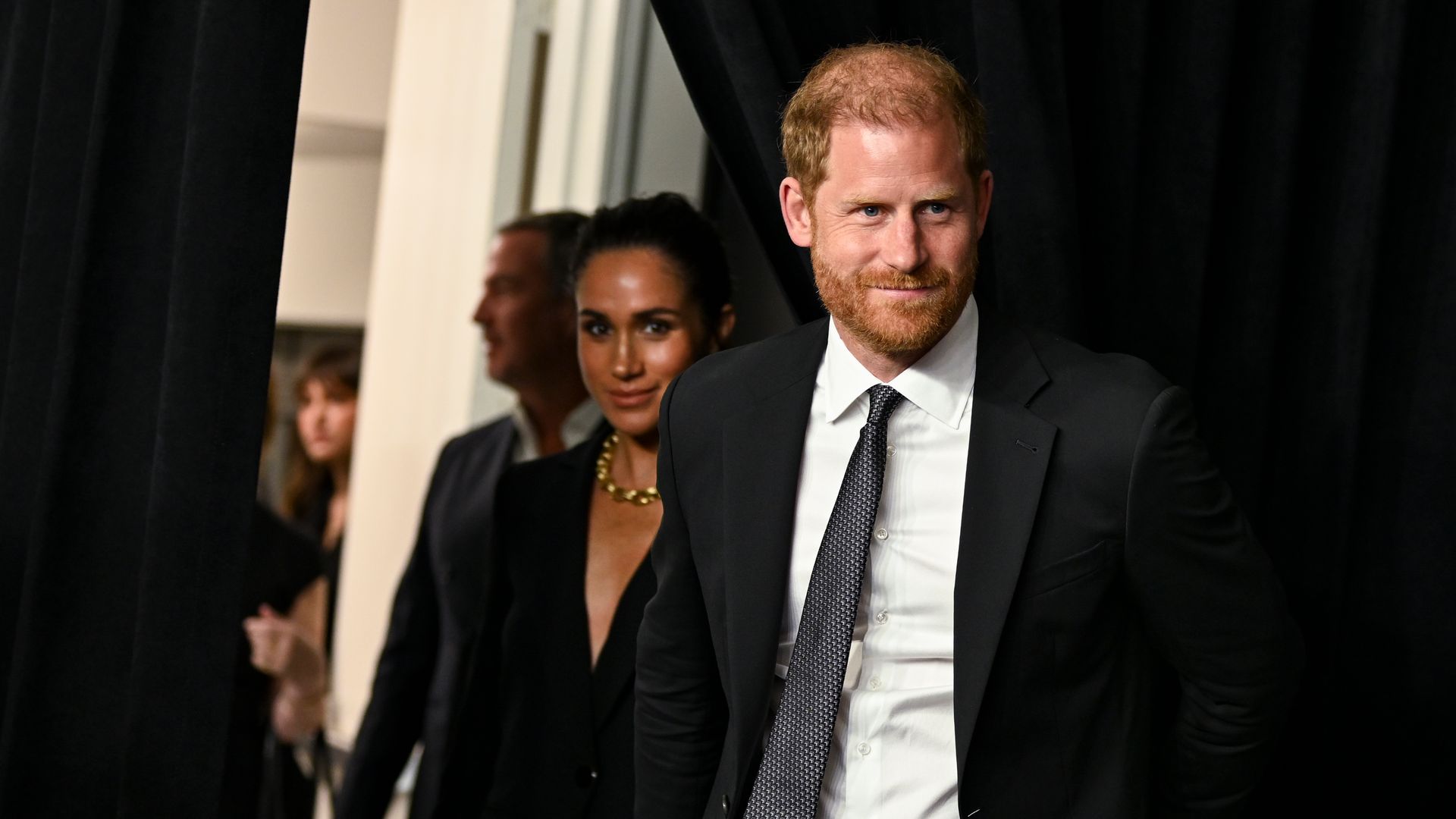 El príncipe Harry y Meghan Markle pierden a su undécima publicista y su marcha tiene que ver con el cumpleaños de Kris Jenner