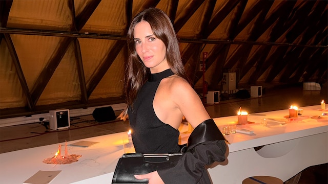 Plano medio de Gala González  con top negro halter y blazer 