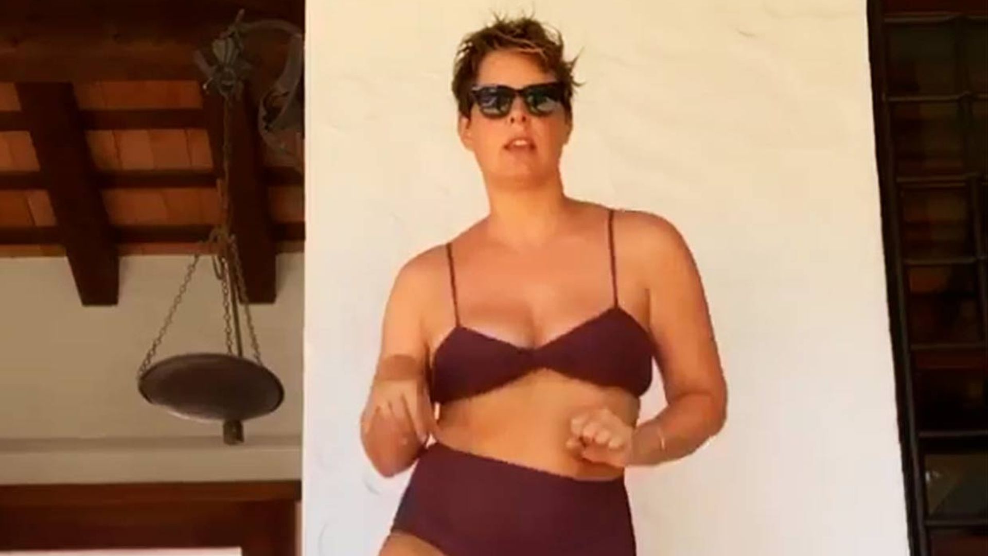 El aplaudido baile en bikini y sin complejos de Tania Llasera